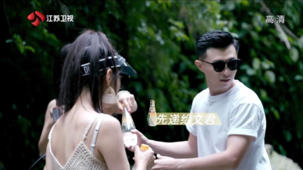 王安宇冰岛剪的新发型,辛芷蕾高情商评价:没有那么叛逆了