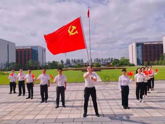 救援男孩毕业生