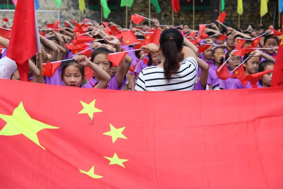 可爱的女生解救