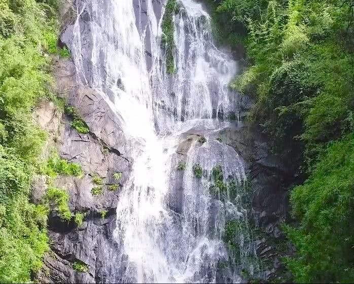 山西方山:儿童燃放烟花引燃车辆,消防员及时扑救
