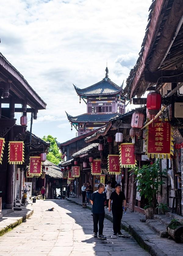 我买了二手房，已经过户给我，可原房主他妈硬是不腾房，我该怎么办？